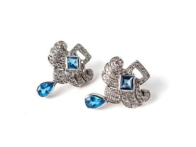 une paire de boucles d'oreilles en cristal bleu et blanc sur fond blanc