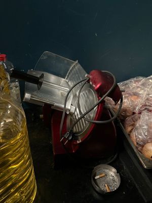 un plateau de beignets posé sur un plan de travail, à côté d'un mixeur et d'une bouteille d'huile