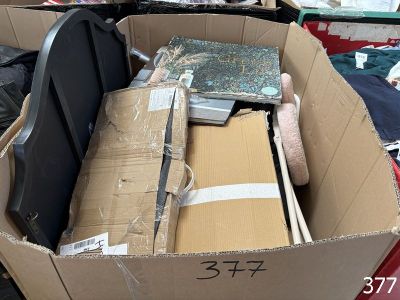 une boîte en carton contenant un certain nombre d'objets