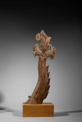 une paire de sculptures en bois représentant un oiseau et une fleur