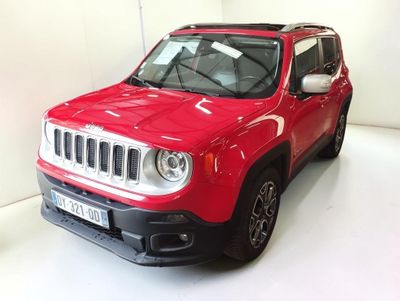 une jeep rouge garée dans une pièce aux murs blancs et au sol blanc