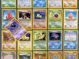 Les cartes Pokémon sont toutes de couleurs et de tailles différentes.