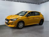 La voiture jaune est garée dans une grande pièce aux murs blancs.