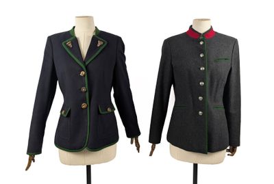 deux vestes sur un mannequin avec un col rouge