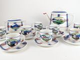 un ensemble de tasses et de soucoupes posées sur une table blanche