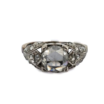 gros plan d'une bague en diamant sur fond blanc