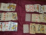 de nombreuses cartes à jouer disposées sur une table