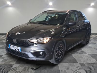 la voiture grise est garée sur un sol en damier dans le garage
