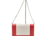 un sac à main rouge et blanc auquel est accrochée une chaîne