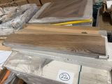 beaucoup de caisses en bois par terre