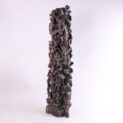 une image représentant une grande sculpture en bois sur laquelle figurent de nombreux animaux