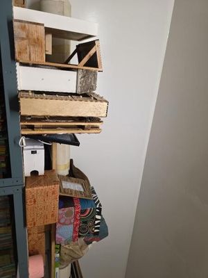une pile de livres posée sur une bibliothèque