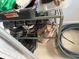 une photo d'une étagère métallique sur laquelle sont posés plusieurs objets