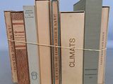 de nombreux livres empilés les uns sur les autres sur une table