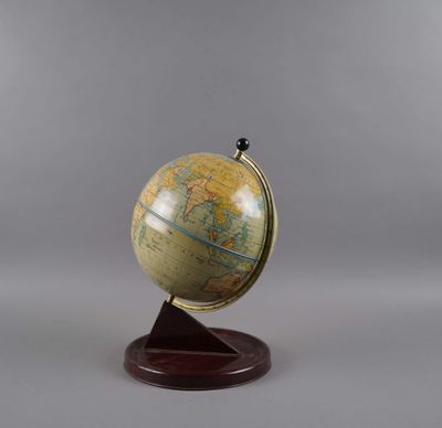 Mappemonde en tôle. H : 30 cm, d : 18 cm