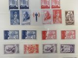 une série de timbres exposée dans une vitrine