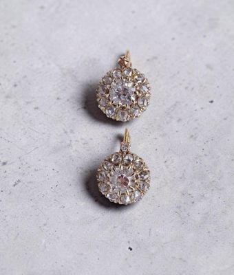gros plan d'une paire de boucles d'oreilles sur une surface blanche