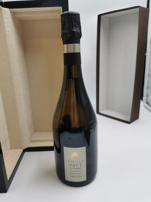 une bouteille de vin posée sur une table