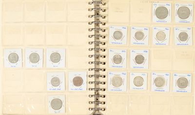 un livre sur lequel sont posées plusieurs pièces de monnaie