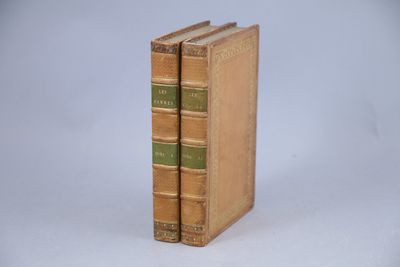 un vieux livre posé sur une surface blanche