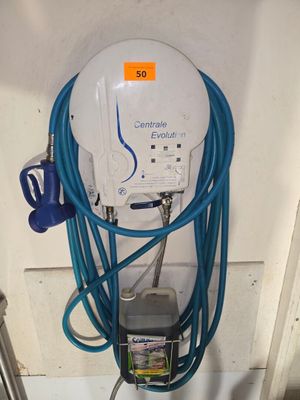 un chargeur électrique fixé au mur et muni d'un tuyau bleu