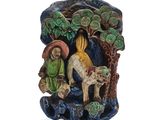une figurine représentant un homme et une femme dans un arbre