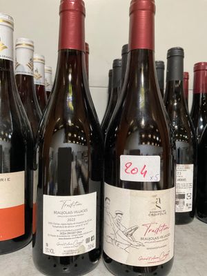 plusieurs bouteilles de vin sont alignées sur un comptoir