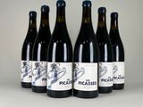 six bouteilles de vin sont alignées sur une table