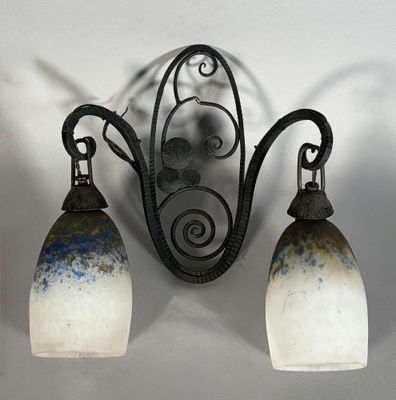 deux lampes accrochées l'une à côté de l'autre au mur