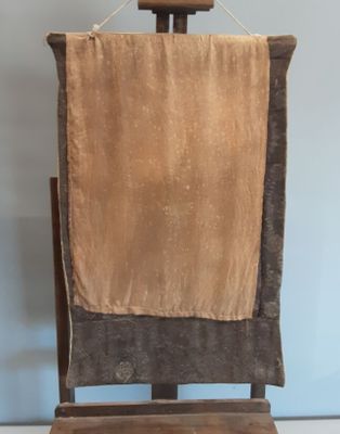 une chaise en bois recouverte d'un tissu marron