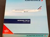 une boîte sur laquelle est représenté un avion