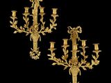 paire de chandeliers en métal doré ornés de fleurs et de feuilles