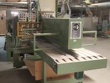 une photo d'une machine en train de scier un morceau de bois