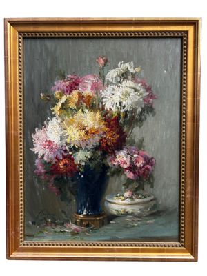 une peinture de fleurs dans un vase bleu sur une table