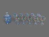 beaucoup de verres et un vase sur la table