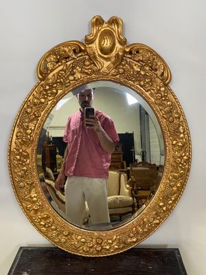 un homme se prenant en photo dans un miroir