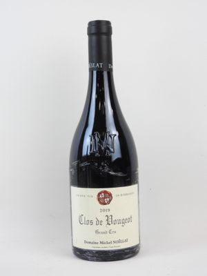 une bouteille de vin posée sur une table
