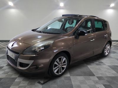 la photo d'une voiture brune garée sur un sol en damier