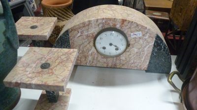 une horloge posée sur une table