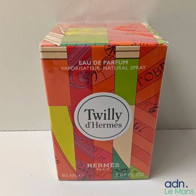 une boîte de parfum Twilly posée sur une table