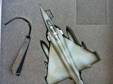 une maquette d'avion de chasse posée par terre
