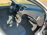 l'intérieur d'une voiture, la portière ouverte et le volant abaissé