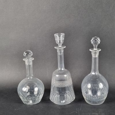 trois carafes en verre transparent posées les unes à côté des autres sur une table