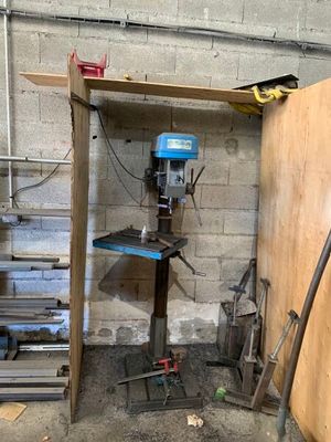 une machine qui se trouve dans le coin d'une pièce