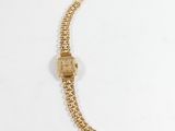 gros plan d'une montre-bracelet sur une surface blanche