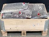 trois sacs de nourriture posés sur une palette