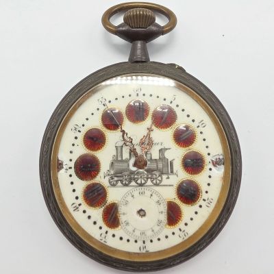 une montre de poche sur laquelle figure une horloge au recto