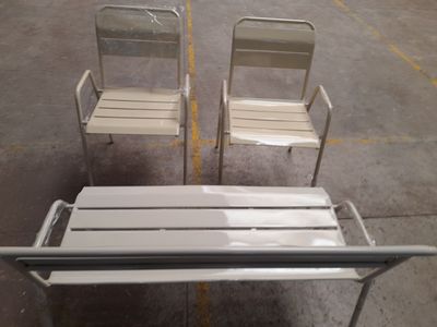 deux chaises et une table dans un parking