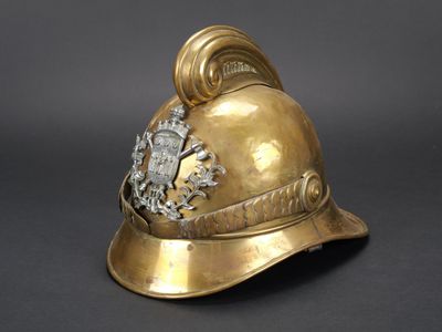 casque de pompier en laiton avec écusson et insigne sur le côté