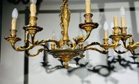 Paire de lustres électrifiés en bronze doré à huit bras de l… (photo 3)